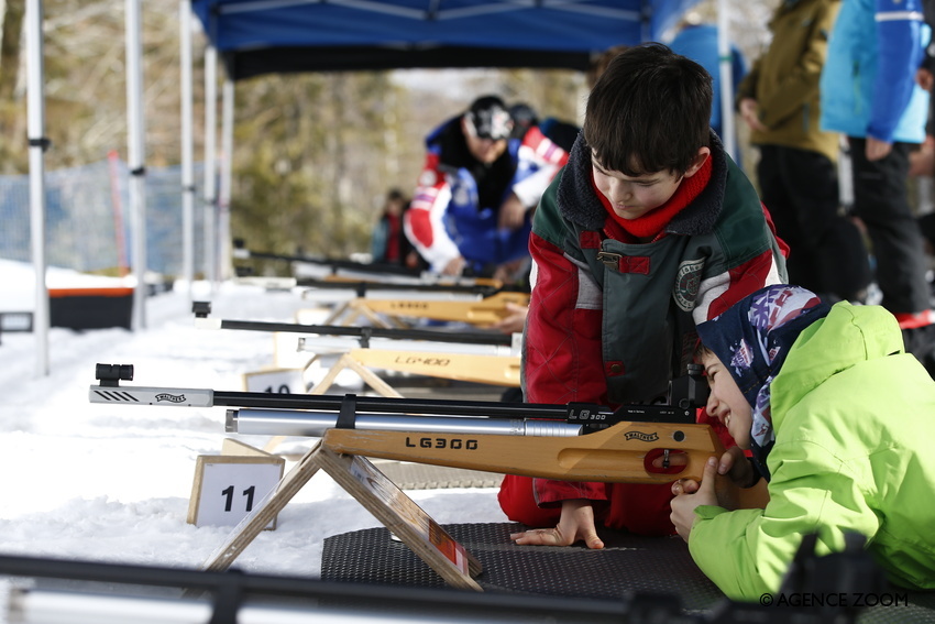 Enfants qui réalisent une épreuve de tir à la carabine pour biathlon