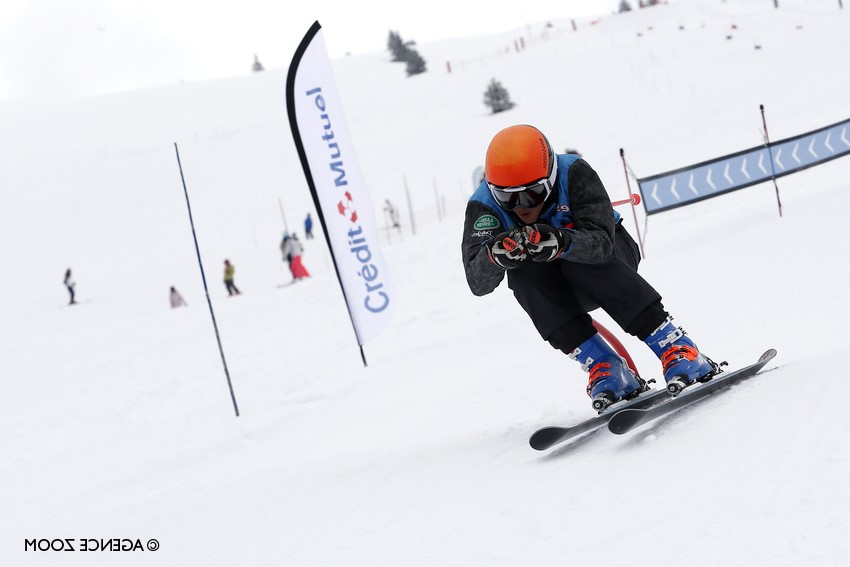 Sportif qui descend une piste en ski