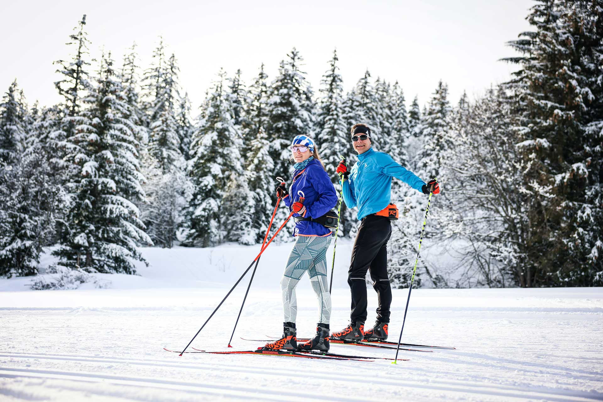 Deux skieurs de fond dans les Pyrénées