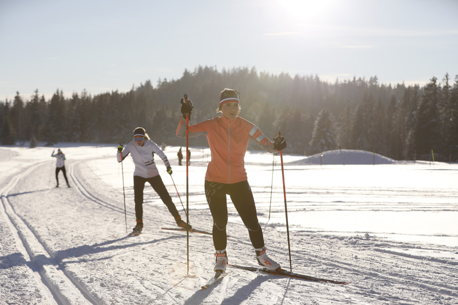 Trois sportifs en ski de fond dans les Pyrénées