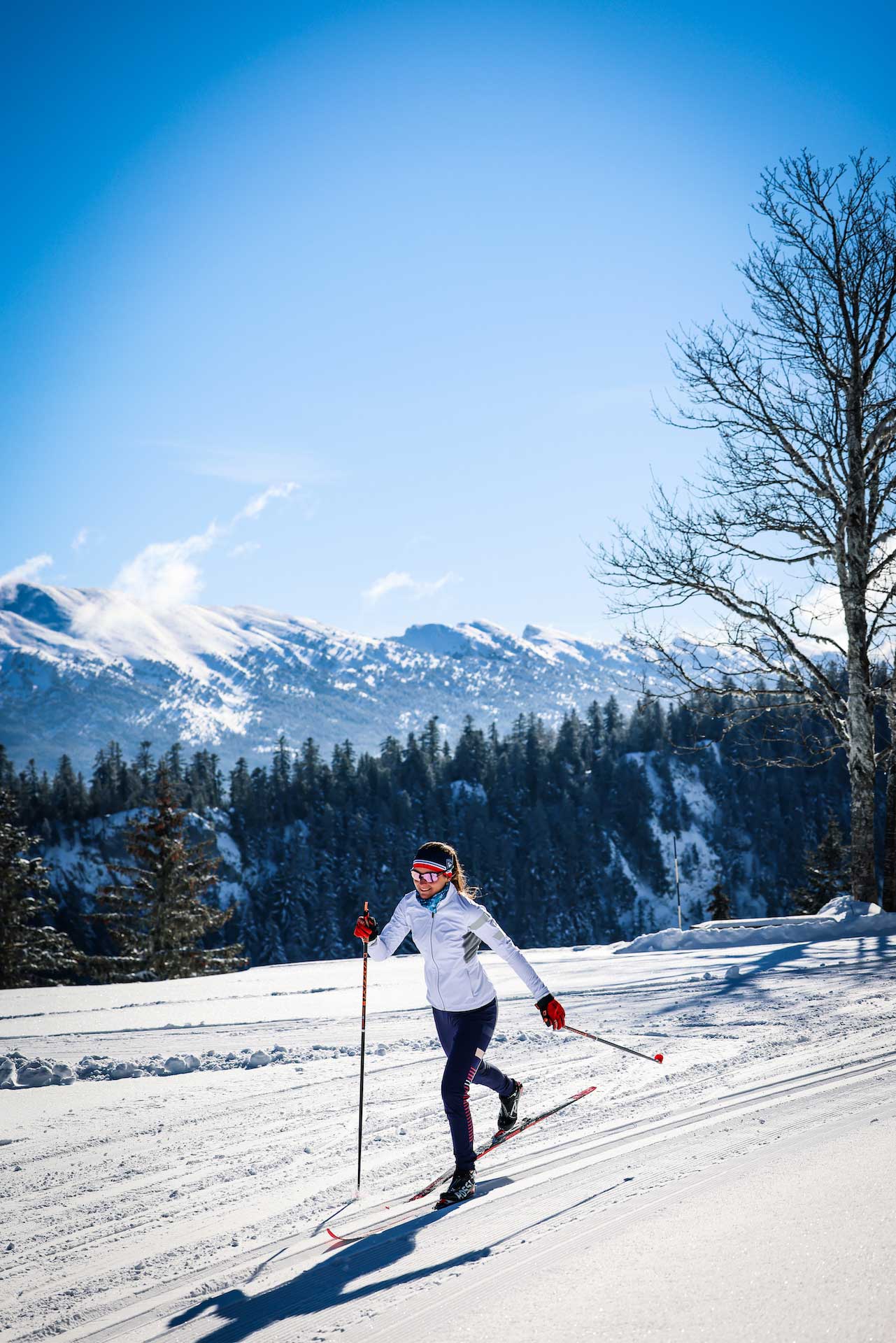Skieuse en ski de fond dans les Pyrénées en Occitanie