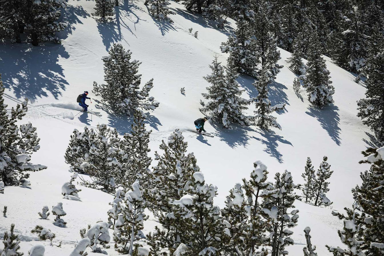 Skieurs de randonnées vus du haut dans les montagnes