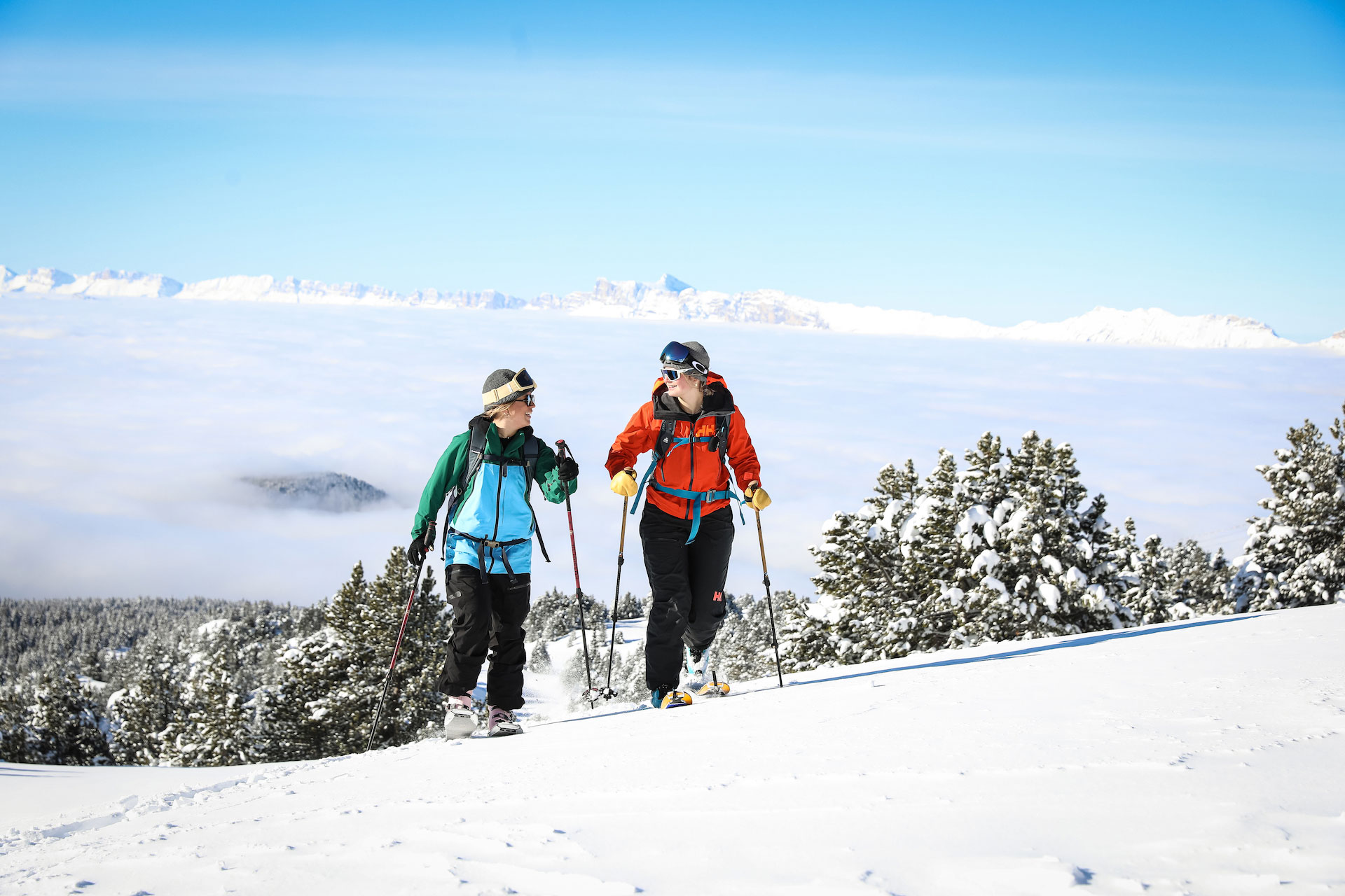 Duo de skieur de randonnée dans les Pyrénées