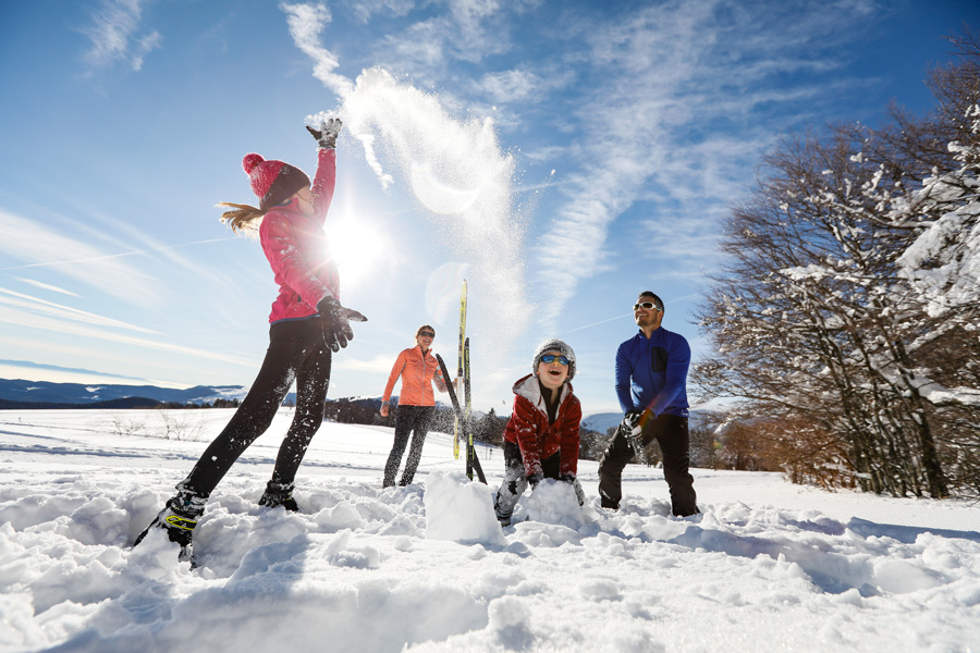 Une famille fait du ski de randonnée dans la neige