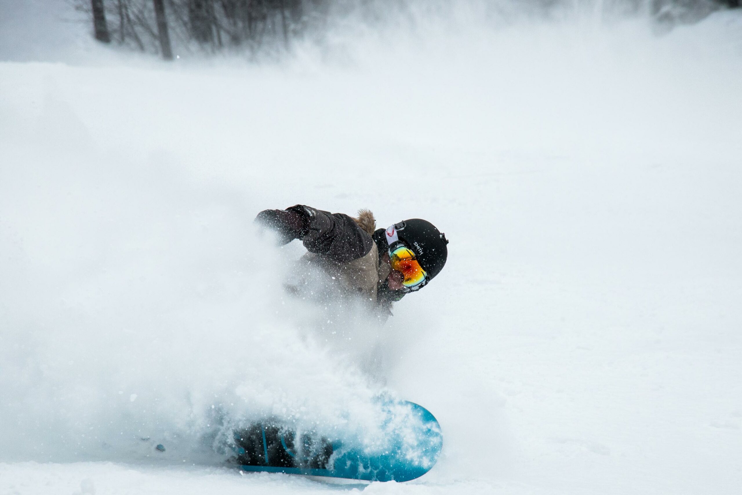 Snowboard dans une descente enneigée