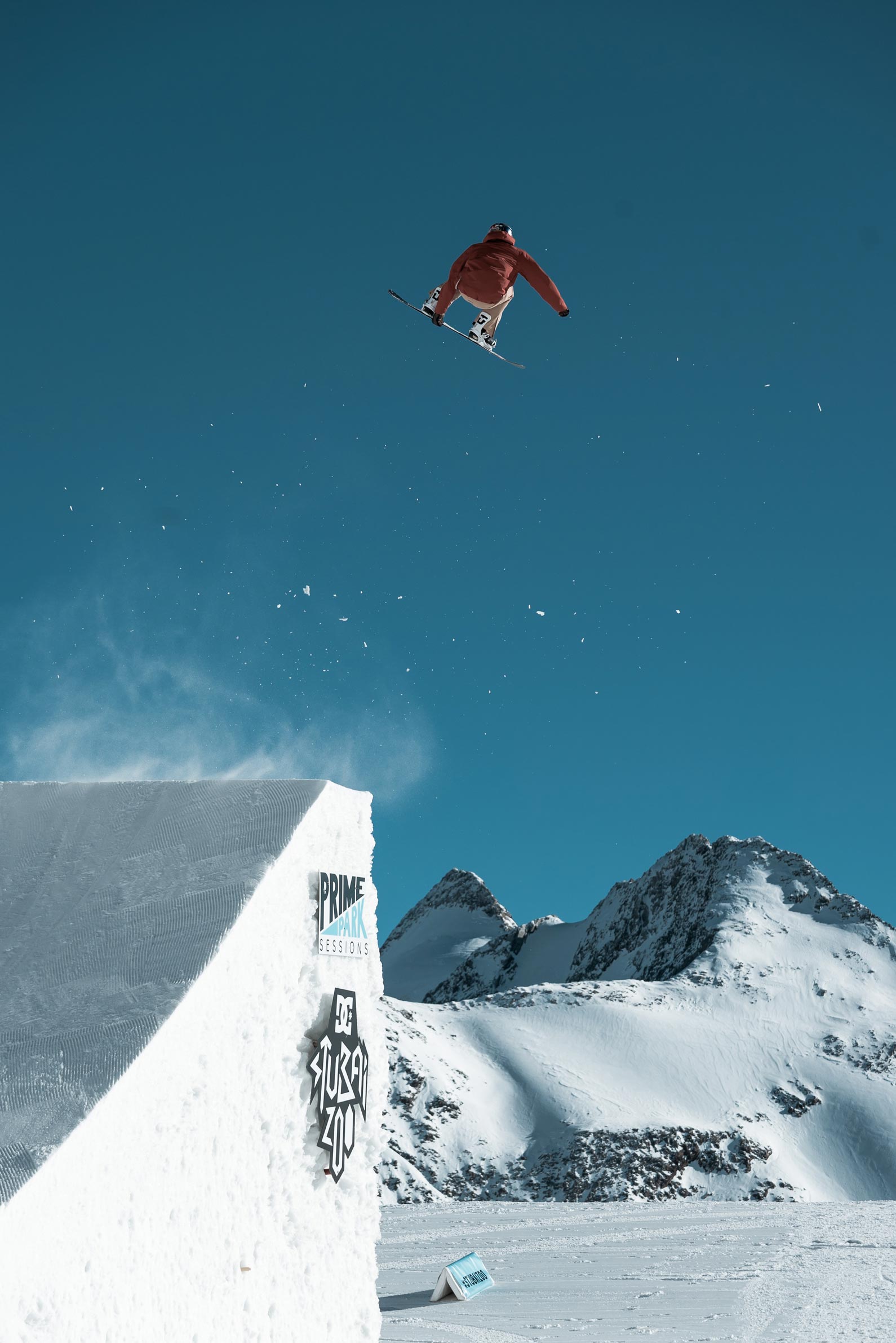Snowboardeur dans une compétition de figure acrobatique